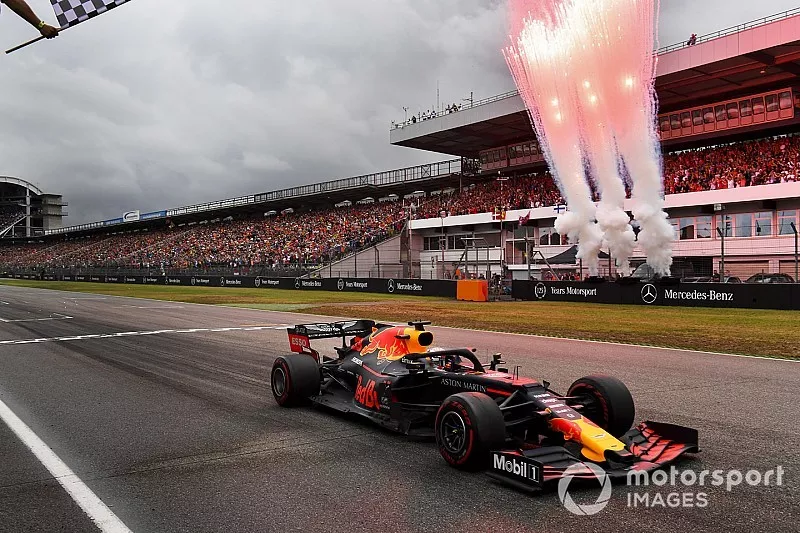 Ganador de la carrera Max Verstappen, Red Bull Racing RB15 cruza la meta

