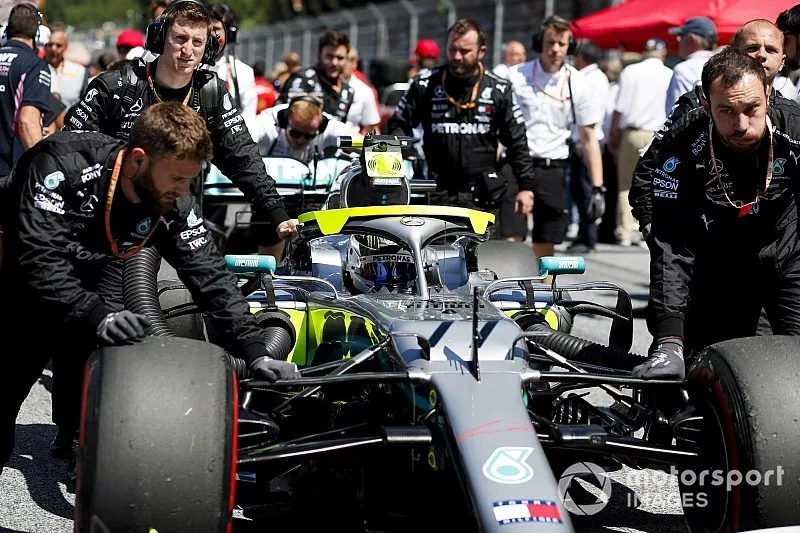 Valtteri Bottas, Mercedes AMG W10, arriveert op de grid