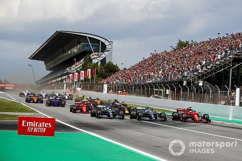 Lewis Hamilton, Mercedes AMG F1 W10, Valtteri Bottas, Mercedes AMG W10, et Sebastian Vettel, Ferrari SF90, en lutte au d&eacute;part