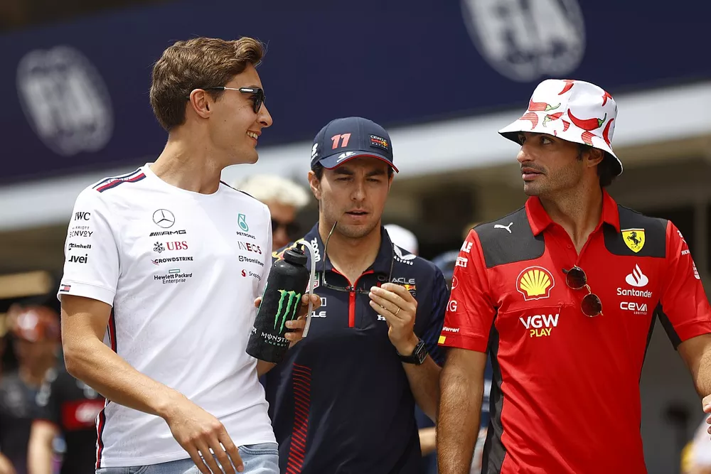 George Russell, Mercedes-AMG, Sergio P&eacute;rez, Red Bull Racing y Carlos Sainz, Scuderia Ferrari.