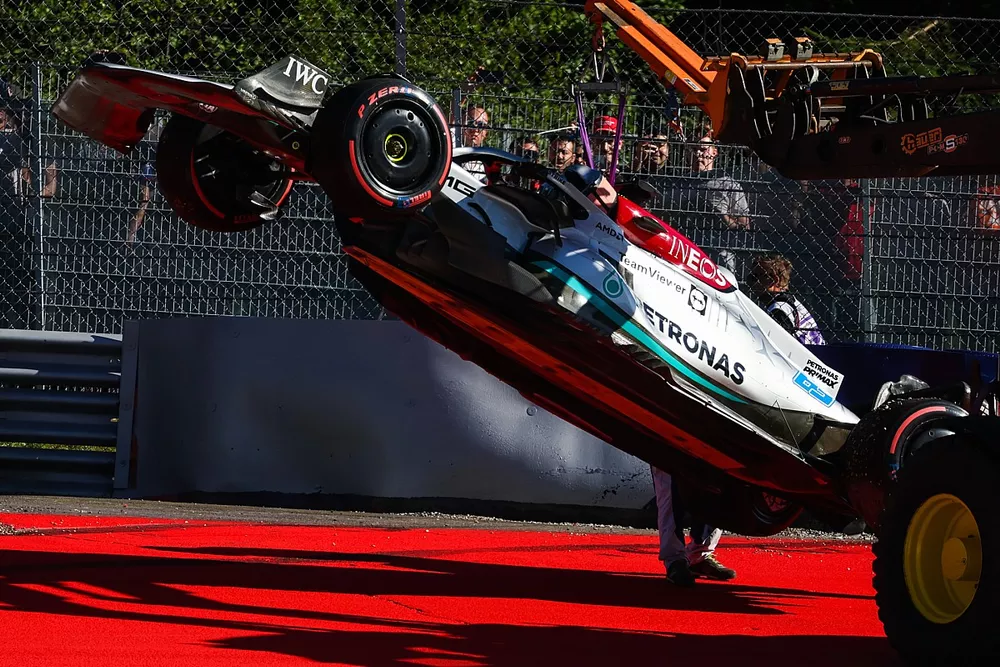 Les commissaires retirent la monoplace de George Russell, Mercedes W13, apr&egrave;s son crash en Q3