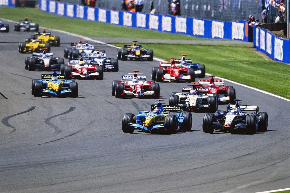Le d&eacute;part : Fernando Alonso, Renault R25, Juan Pablo Montoya, McLaren MP4-20 Mercedes