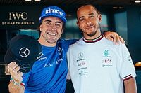 Hamilton y Alonso firman la paz con una gorra de Mercedes F1