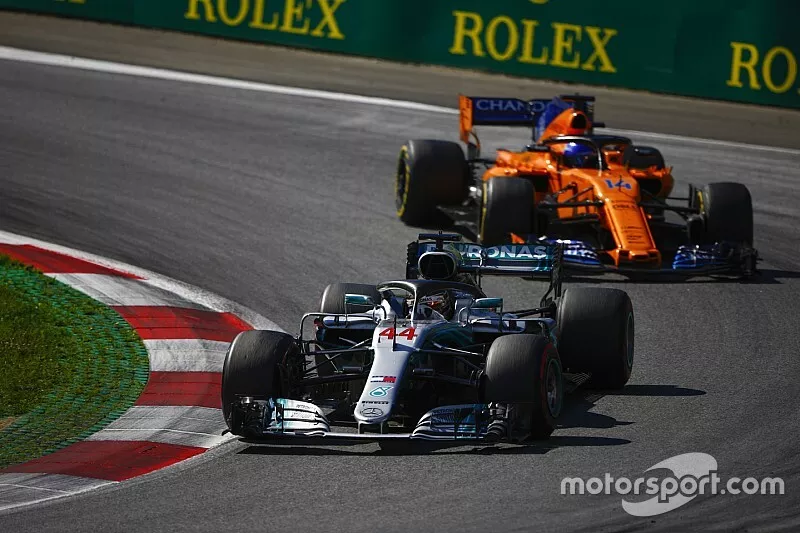Lewis Hamilton, Mercedes AMG F1 W09, Fernando Alonso, McLaren MCL33