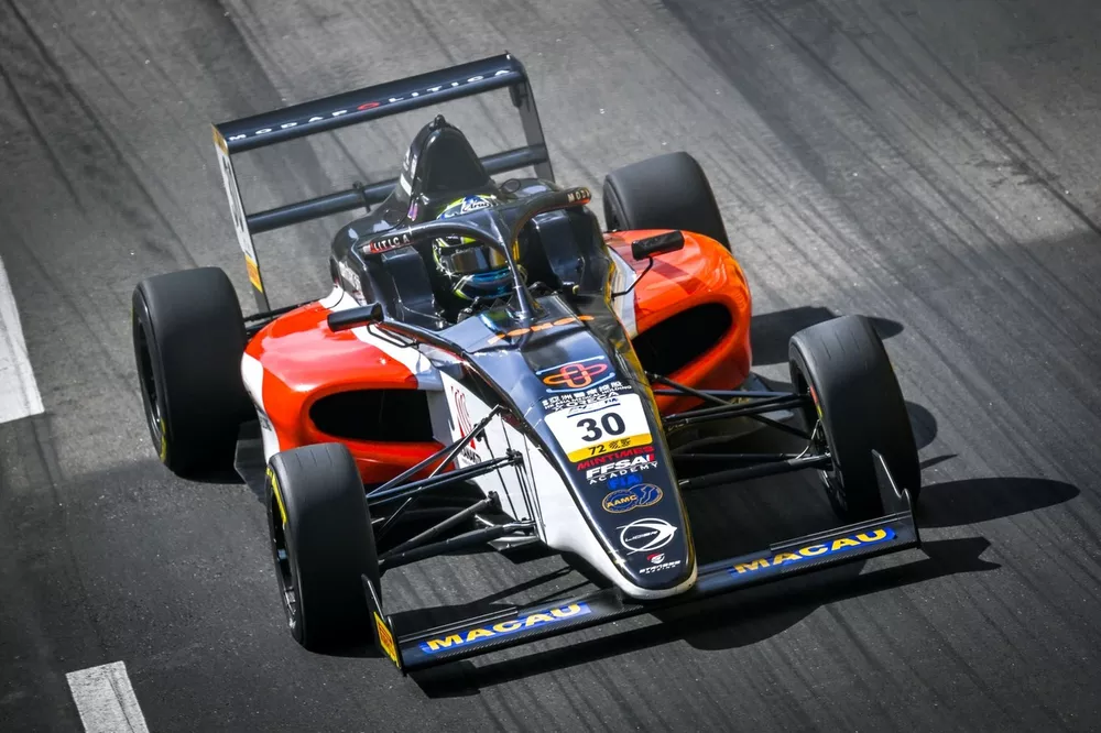 凛太郎 マカオF4レースで佐藤凛太郎が3位表彰台！ 父・琢磨の優勝思い起こさ