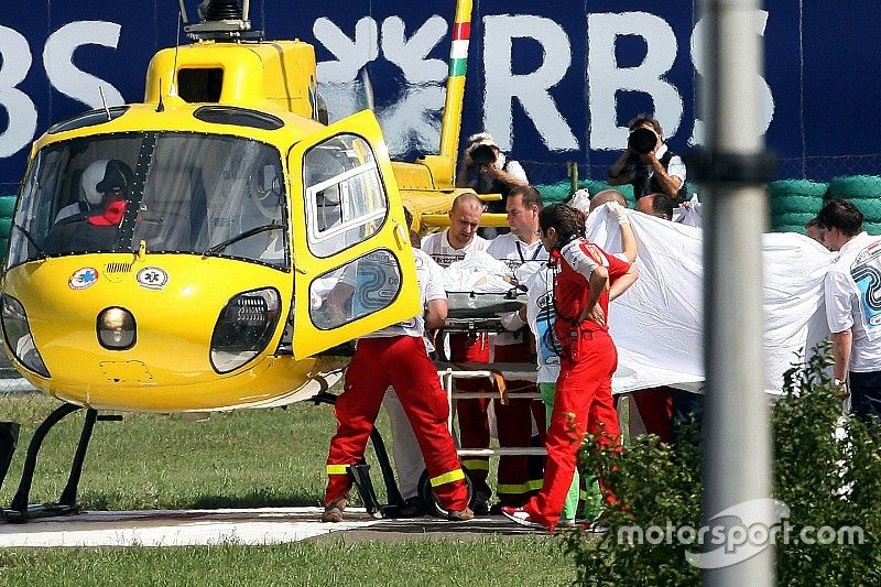 Felipe Massa é levado ao hospital após acidente