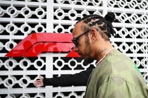 F1 - Schumacher: 'Ferrari deve pagar multa e rescindir contrato de Hamilton'