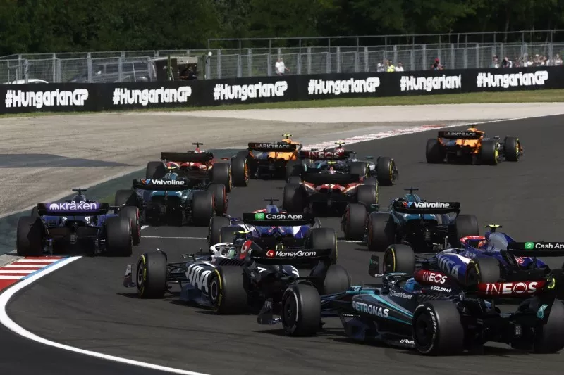 Lewis Hamilton, Mercedes F1 W14, Max Verstappen, Red Bull Racing RB19, Fernando Alonso, Aston Martin AMR23