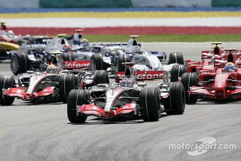 Départ: Fernando Alonso, McLaren Mercedes, MP4-22, mène le peloton