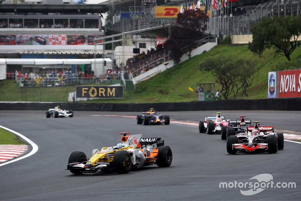 Fernando Alonso, Renault F1 Team leads Heikki Kovalainen, McLaren Mercedes