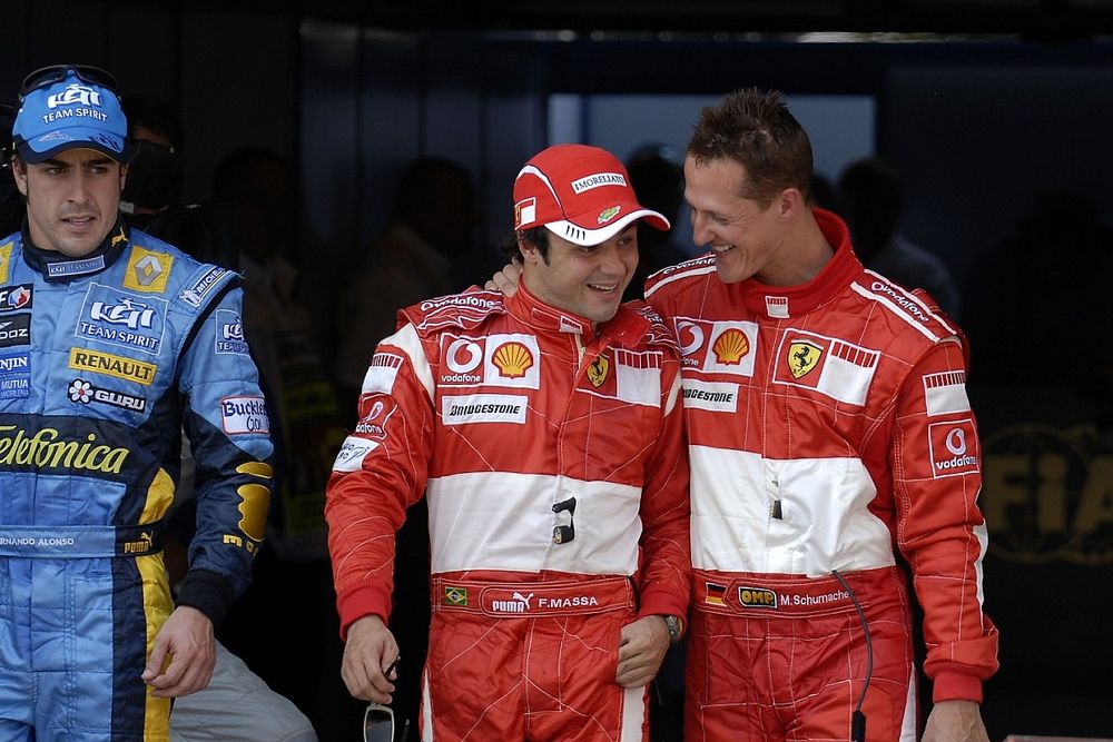 Ganador de la pole Michael Schumacher celebra con Felipe Massa y Fernando Alonso