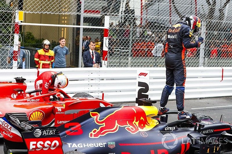 Segundo puesto Sebastian Vettel, Ferrari SF71H, ganador de la carrera Daniel Ricciardo, Red Bull Racing RB14, tercer lugar Lewis Hamilton, Mercedes AMG F1 W09, celebrar en Parc Ferme