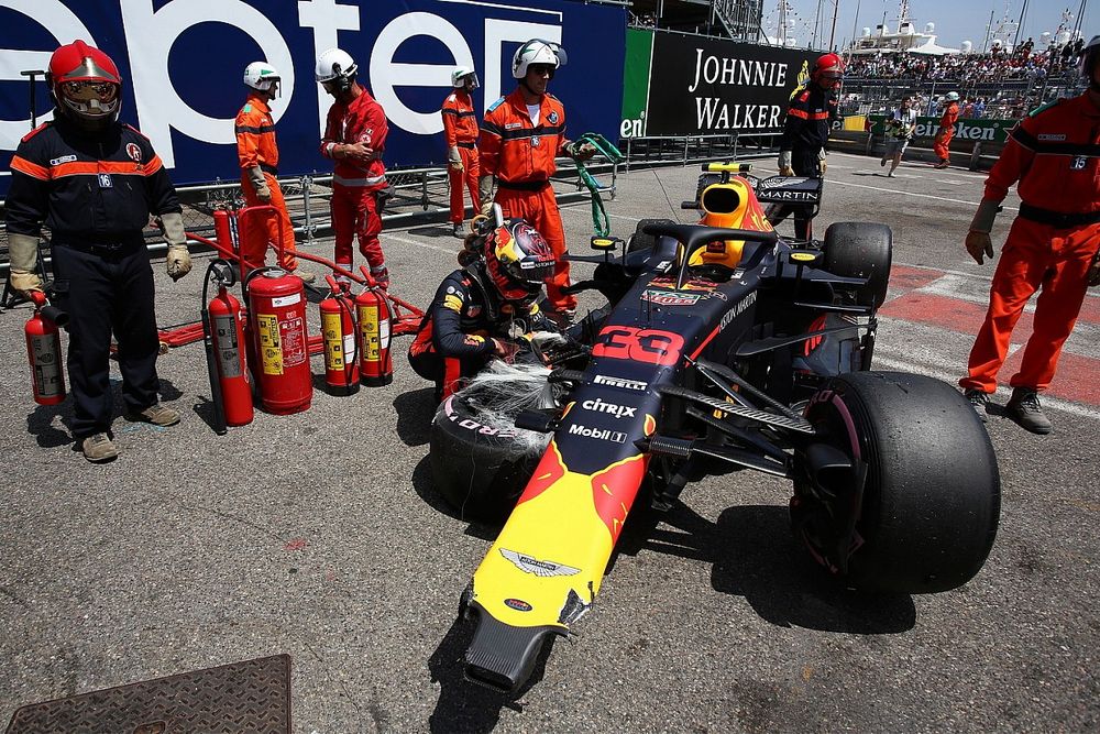 Max Verstappen, Red Bull Racing RB14 mira su coche accidentado