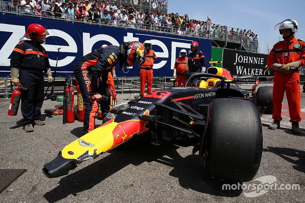 Max Verstappen, Red Bull Racing RB14 mira su coche accidentado