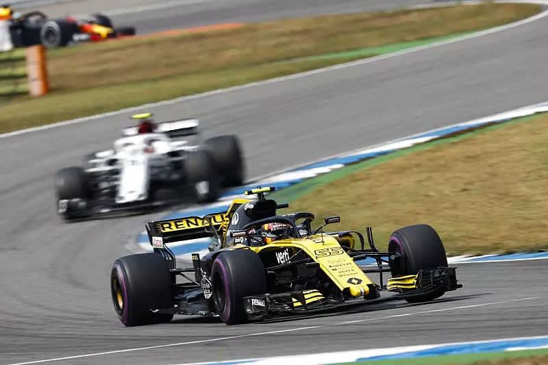Carlos Sainz Jr., Renault Sport F1 Team R.S. 18, leads Charles Leclerc, Sauber C37
