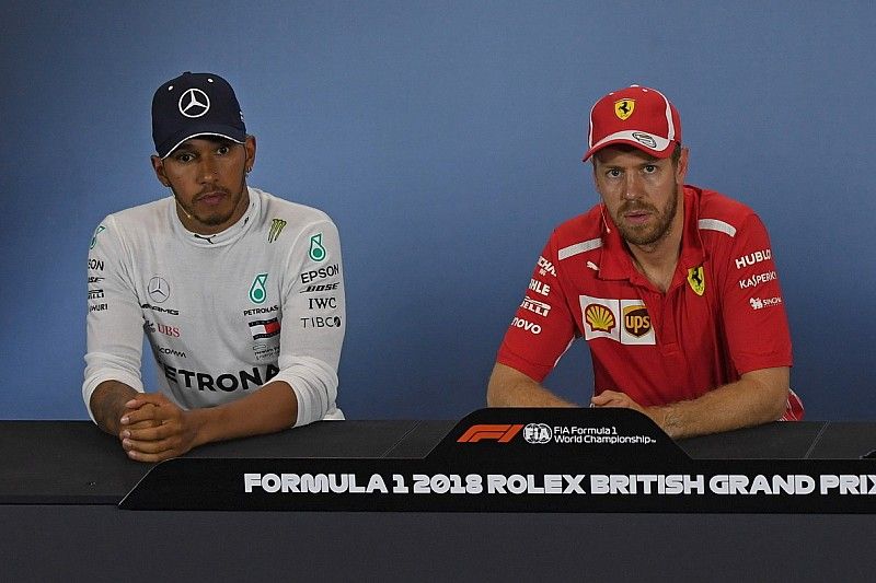 Lewis Hamilton, Mercedes-AMG F1, Sebastian Vettel, Ferrari, Kimi Raikkonen, Ferrari en la conferencia de prensa