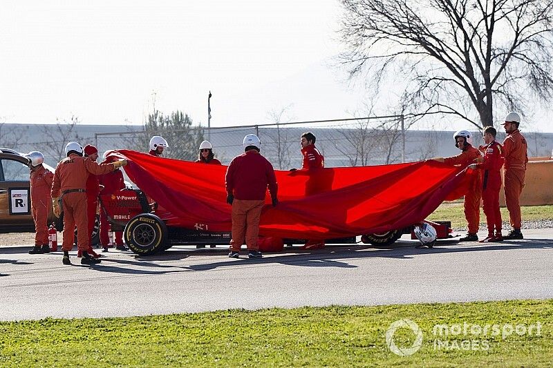 Sebastian Vettel, Ferrari SF1000, se detiene en pista con avería