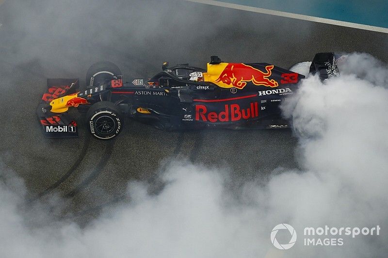 Max Verstappen, Red Bull Racing RB15, 2ª posición, realiza un donut