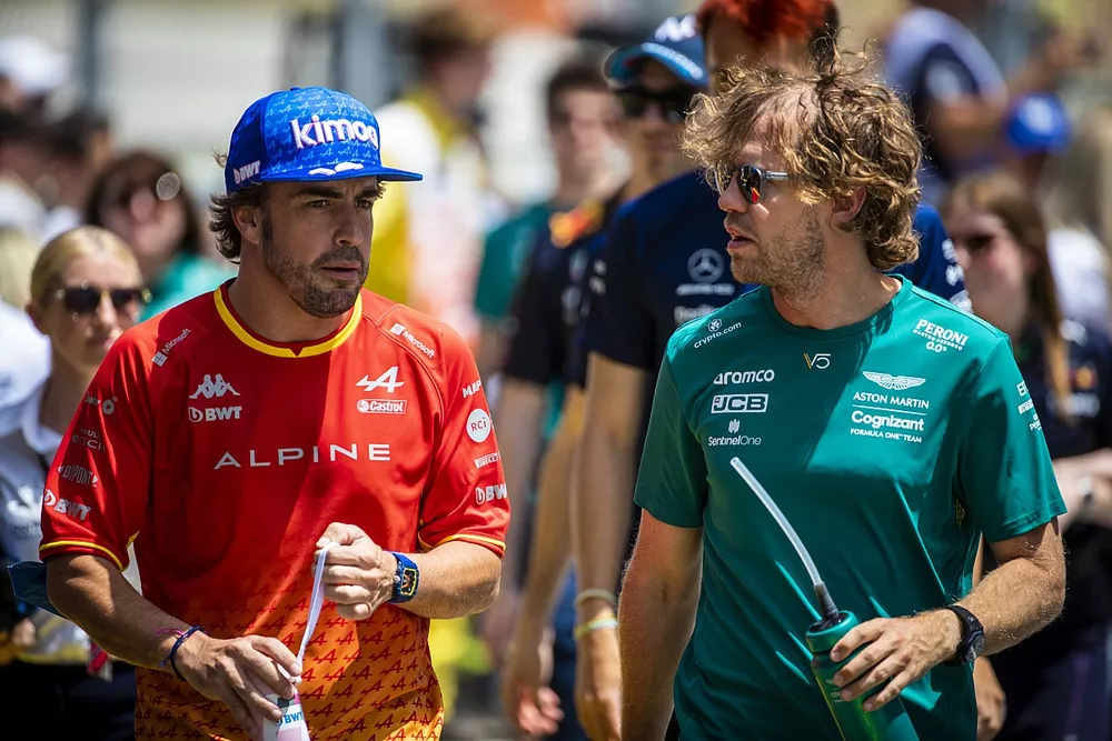 Fernando Alonso, Alpine A522 en Sebastian Vettel, Aston Martin AMR22, op de rijdersparade  
