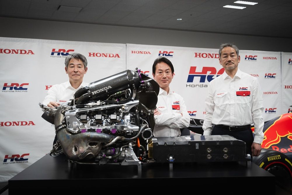 Tetsushi Kakuda, HRC F1 project LPL, Koji Watanabe, HRC President, Ikuo Takeishi, HRC Operating Officer, behind Honda F1 2021 RA621H