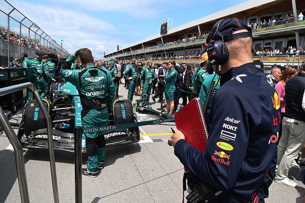 Adrian Newey, Chief Technology Officer, Red Bull Racing, inspects the car of Fernando Alonso, Aston Martin AMR23, on the grid