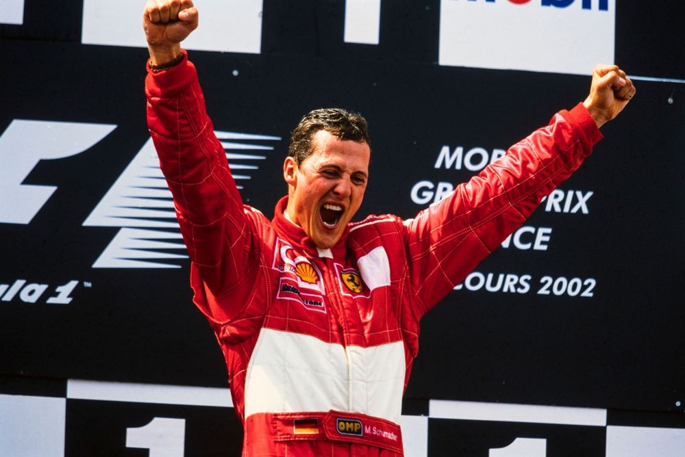 Michael Schumacher celebra en el podio la consecución de su quinto campeonato del mundo de pilotos.