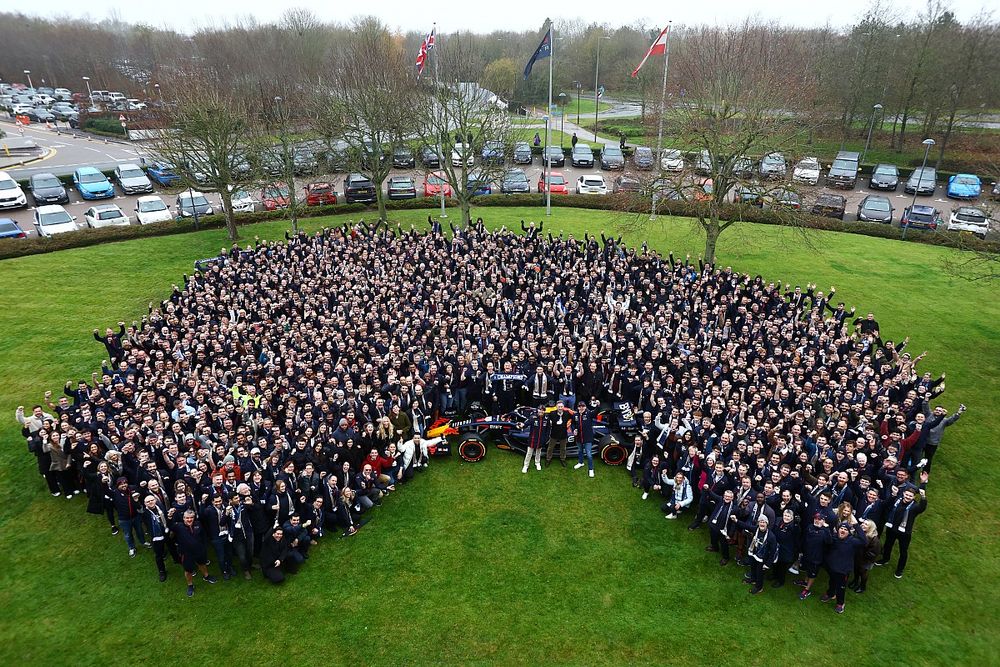Sergio Pérez, Christian Horner y Max Verstappen en la fábrica de Red Bull en Milton Keynes