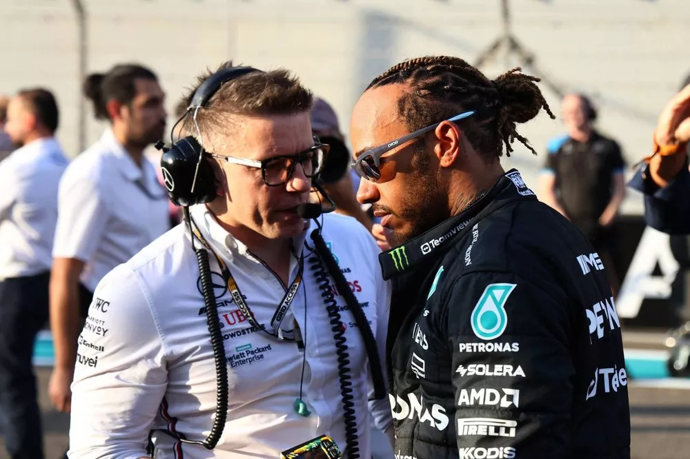 Peter Bonnington, Ingeniero Jefe de Carrera, Mercedes AMG, Lewis Hamilton, Mercedes-AMG, en la parrilla de salida