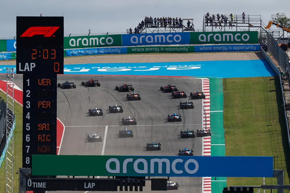 Lewis Hamilton, Mercedes W12, Max Verstappen, Red Bull Racing RB16B, Sergio Perez, Red Bull Racing RB16B, Charles Leclerc, Ferrari SF21, Carlos Sainz Jr., Ferrari SF21, Daniel Ricciardo, McLaren MCL35M, en de rest van het veld bij de start