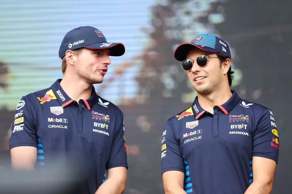  Max Verstappen y Sergio P&eacute;rez, Red Bull Racing, en el Fan Forum