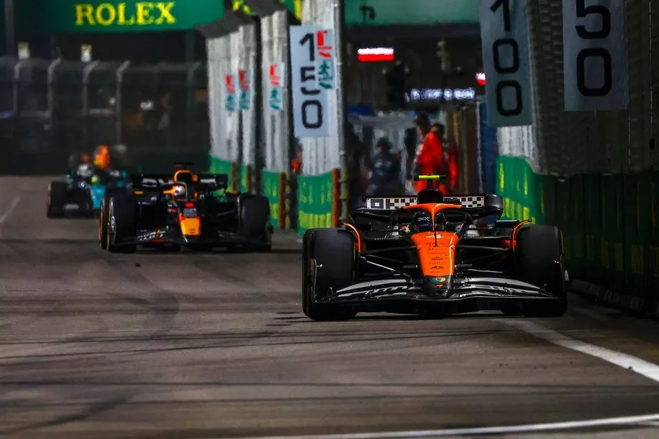 Lando Norris, McLaren MCL38, Max Verstappen, Red Bull Racing RB20