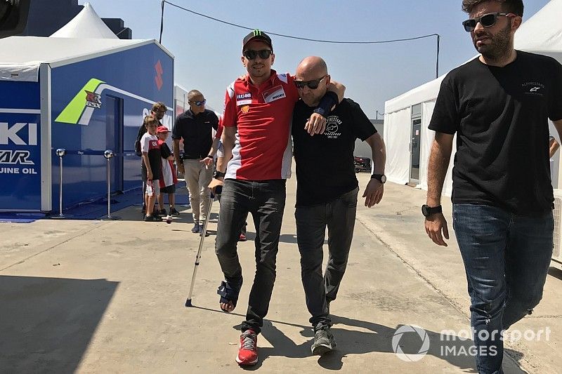 Jorge Lorenzo, Ducati Team lesionado tras la ca&iacute;da