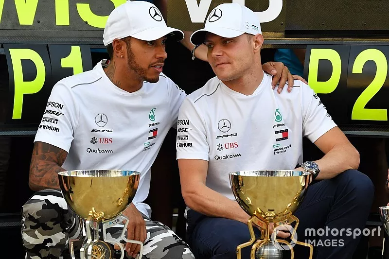 Le vainqueur Lewis Hamilton, Mercedes AMG F1 et Valtteri Bottas, Mercedes AMG F1
