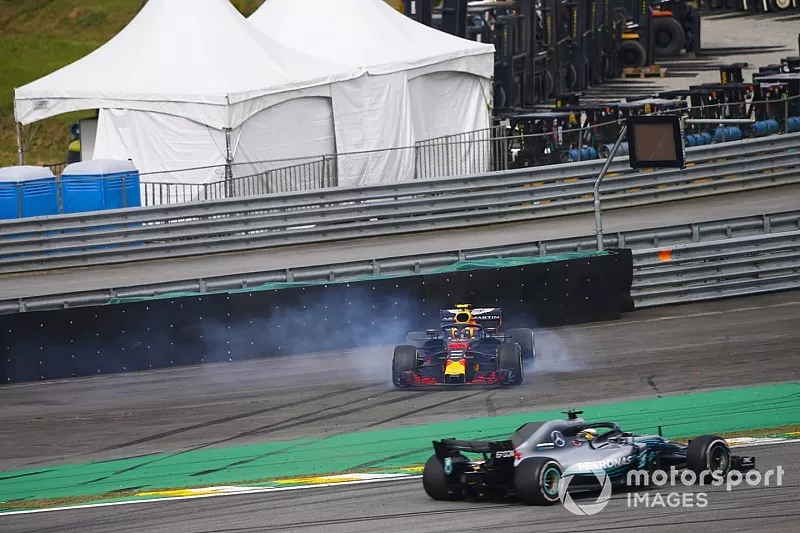 Lewis Hamilton, Mercedes AMG F1 W09, passe devant Max Verstappen, Red Bull Racing RB14 Tag Heuer, en t&ecirc;te-&agrave;-queue apr&egrave;s un contact avec Esteban Ocon, Force India VJM11 Mercedes. 