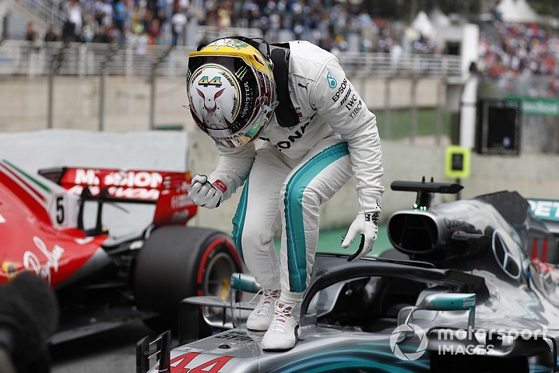 Hamilton gufa sulle gomme: