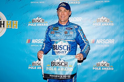 Kevin Harvick logra la pole en Phoenix y Suárez desde el 26