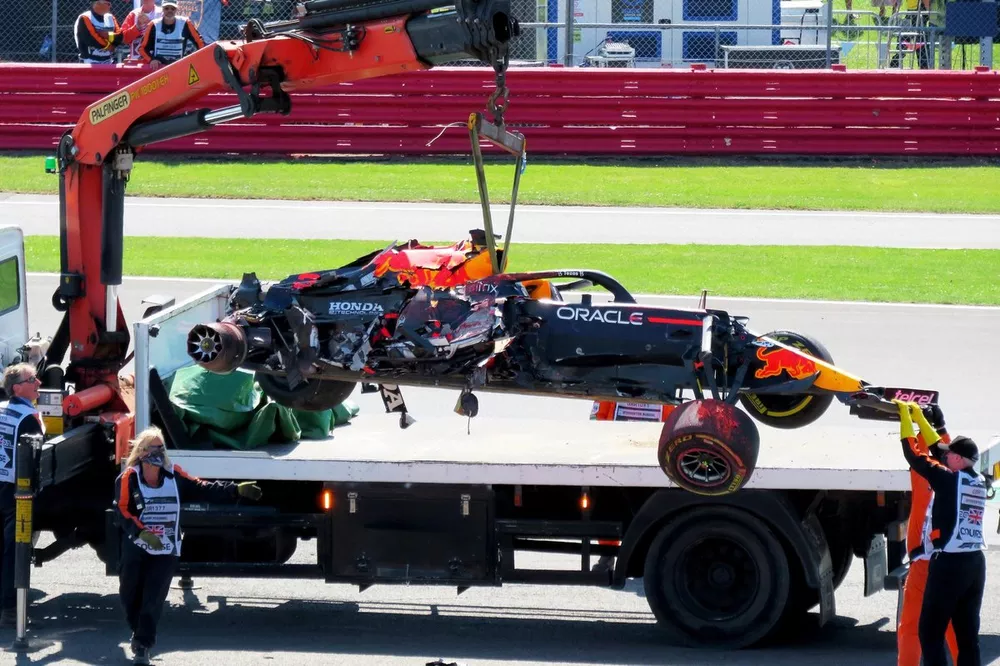 La Red Bull Racing RB16B de Max Verstappen &eacute;vacu&eacute;e par un camion apr&egrave;s l'accident