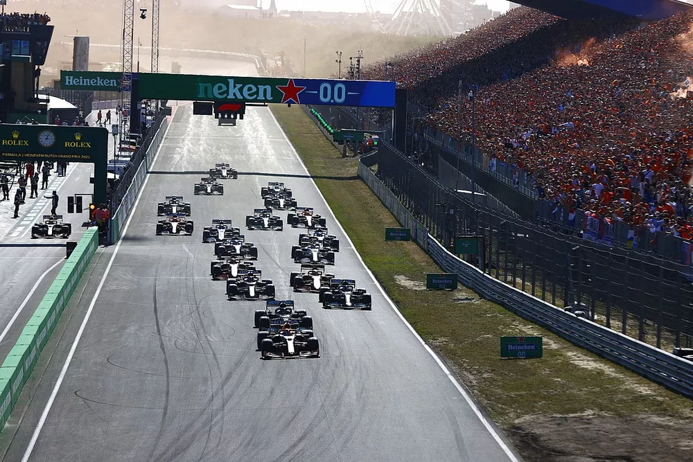 Max Verstappen, Red Bull Racing RB16B, Lewis Hamilton, Mercedes W12, Valtteri Bottas, Mercedes W12, Pierre Gasly, AlphaTauri AT02, Charles Leclerc, Ferrari SF21, et le reste des monoplaces au d&eacute;part