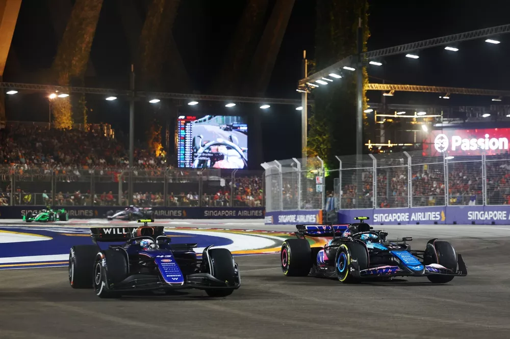 Pierre Gasly, Alpine A524, battles with Franco Colapinto, Williams FW46