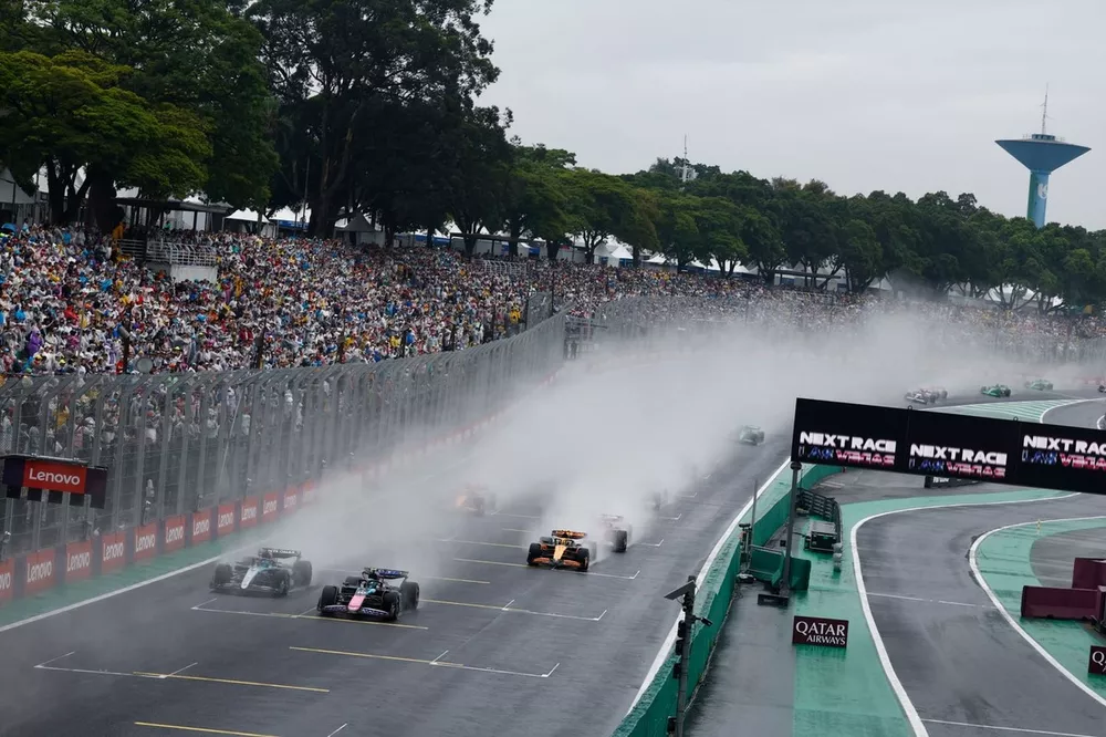 Pierre Gasly, Alpine A524, George Russell, Mercedes F1 W15, Lando Norris, McLaren MCL38