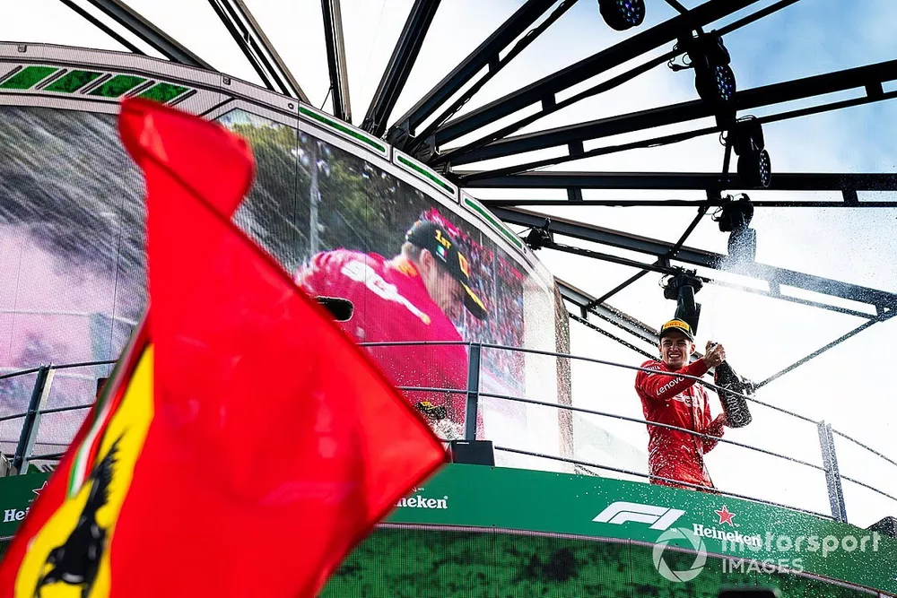 Le vainqueur Charles Leclerc, Ferrari, fête sa victoire avec du champagne sur le podium