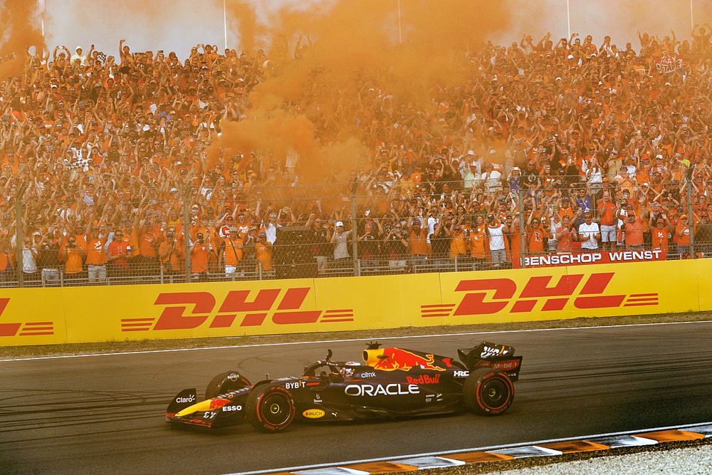 フェルスタッペン、三つ巴の”頭脳戦”を制し今季2ケタ勝利。角田
