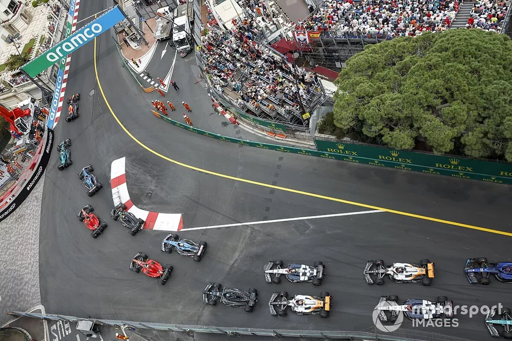 Max Verstappen, Red Bull Racing RB19, the field at the start of the race