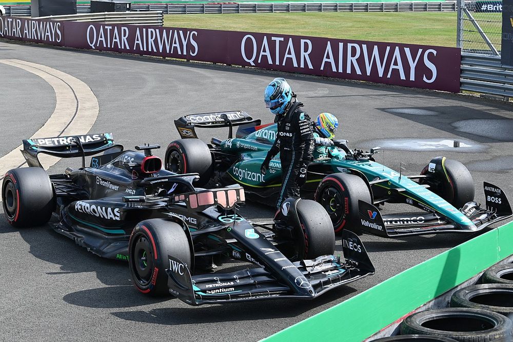 George Russell, Mercedes F1 W14, Fernando Alonso, Aston Martin AMR23, al final de la clasificación