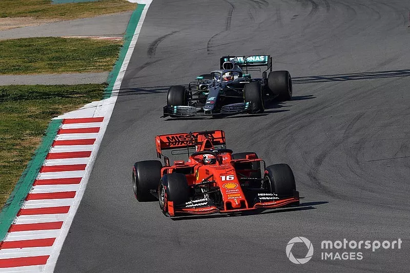 Charles Leclerc, Ferrari SF90, voor Lewis Hamilton, Mercedes-AMG F1 W10