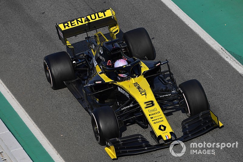 Ricciardo tagadja, hogy Verstappen elől menekülne
