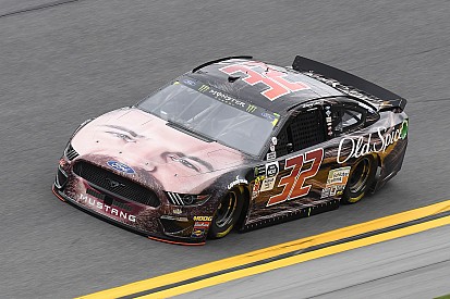 Equipe da NASCAR coloca rosto de piloto em capô de carro para Daytona 500