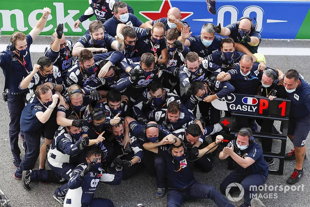 AlphaTauri team celebrate in the pit lane after Pierre Gasly, AlphaTauri AT01 wins the race

