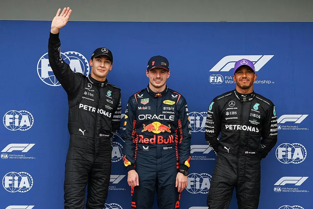 Los tres primeros clasificados: segundo George Russell, Mercedes-AMG, ganador de la pole Max Verstappen, Red Bull Racing, tercero Lewis Hamilton, Mercedes-AMG