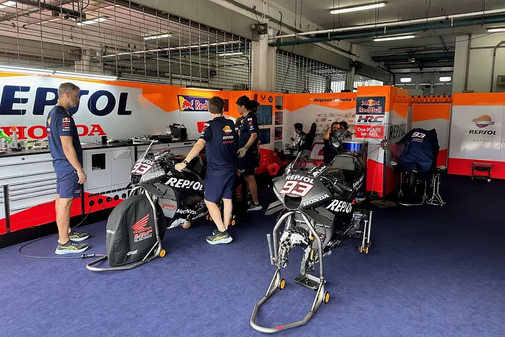 Atmosfera al garage Repsol Honda Team